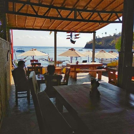 Coconut Beach Bungalows & Warung อาเม็ด ภายนอก รูปภาพ