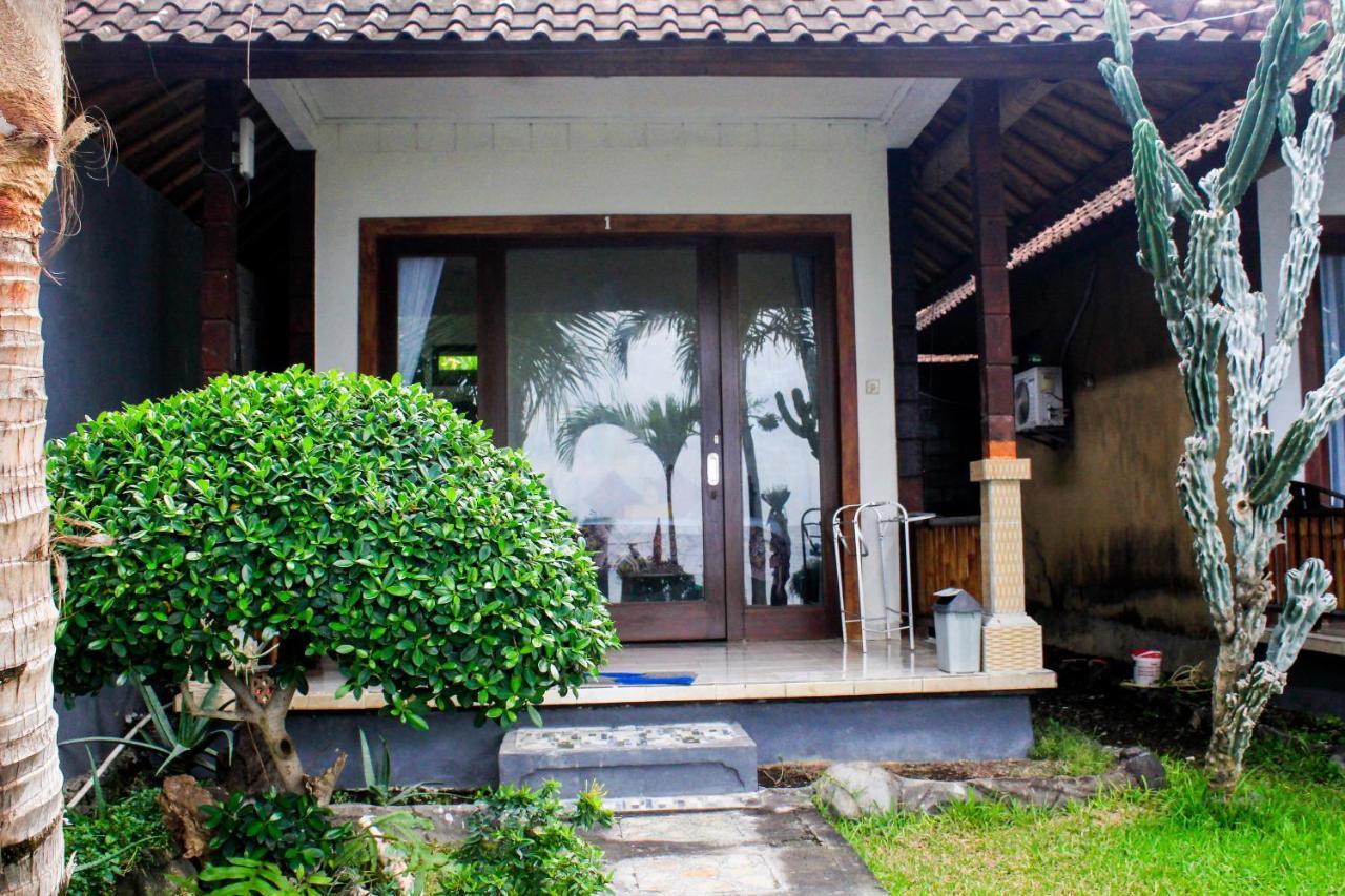 Coconut Beach Bungalows & Warung อาเม็ด ภายนอก รูปภาพ
