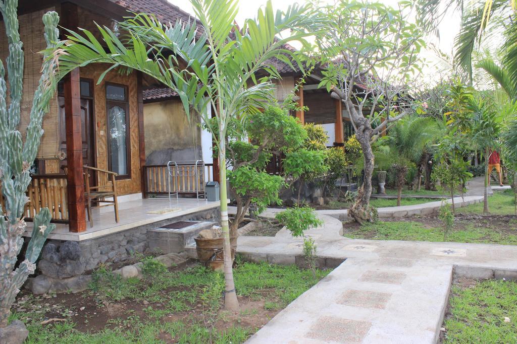 Coconut Beach Bungalows & Warung อาเม็ด ภายนอก รูปภาพ